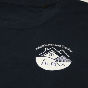 t-shirt-uomo-zoom-logo-intero-alpina-azienda-agricola-trentino-naturale-km0